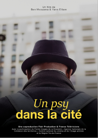 Affiche d'Un psy dans la cité, documentaire de Ben Mvouama et Yann Elliam : un homme au chapeau, de dos, face à une tour de cité.
